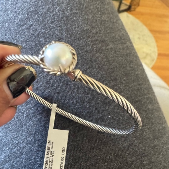 Sterling silver- medium
Cultured freshwater pearl, 8mm
Bracelet, 3mm
Hook clasp - Picture 2 of 4